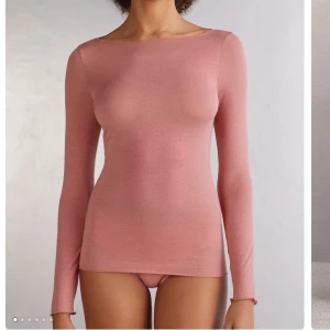 Rosa långärmad tröja från Intimissimi - Säljer min rosa Boat Neck Ultralight tröja i modalkashmir från Intimissimi. Toppen skick, använd endast några få gånger. 