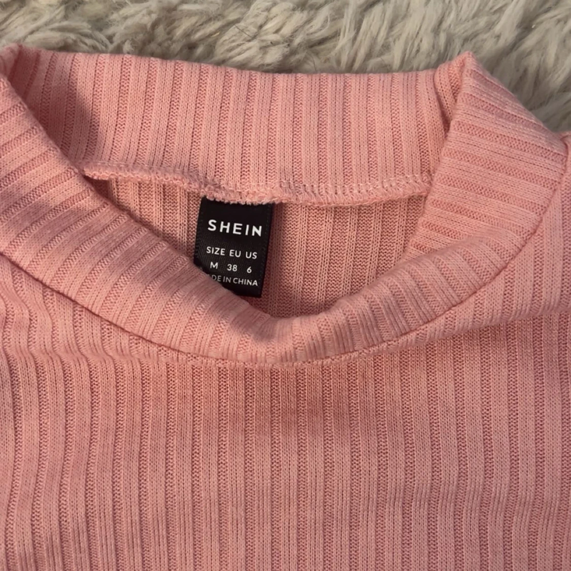 Rosa croppad ribbad tröja från SHEIN - 1