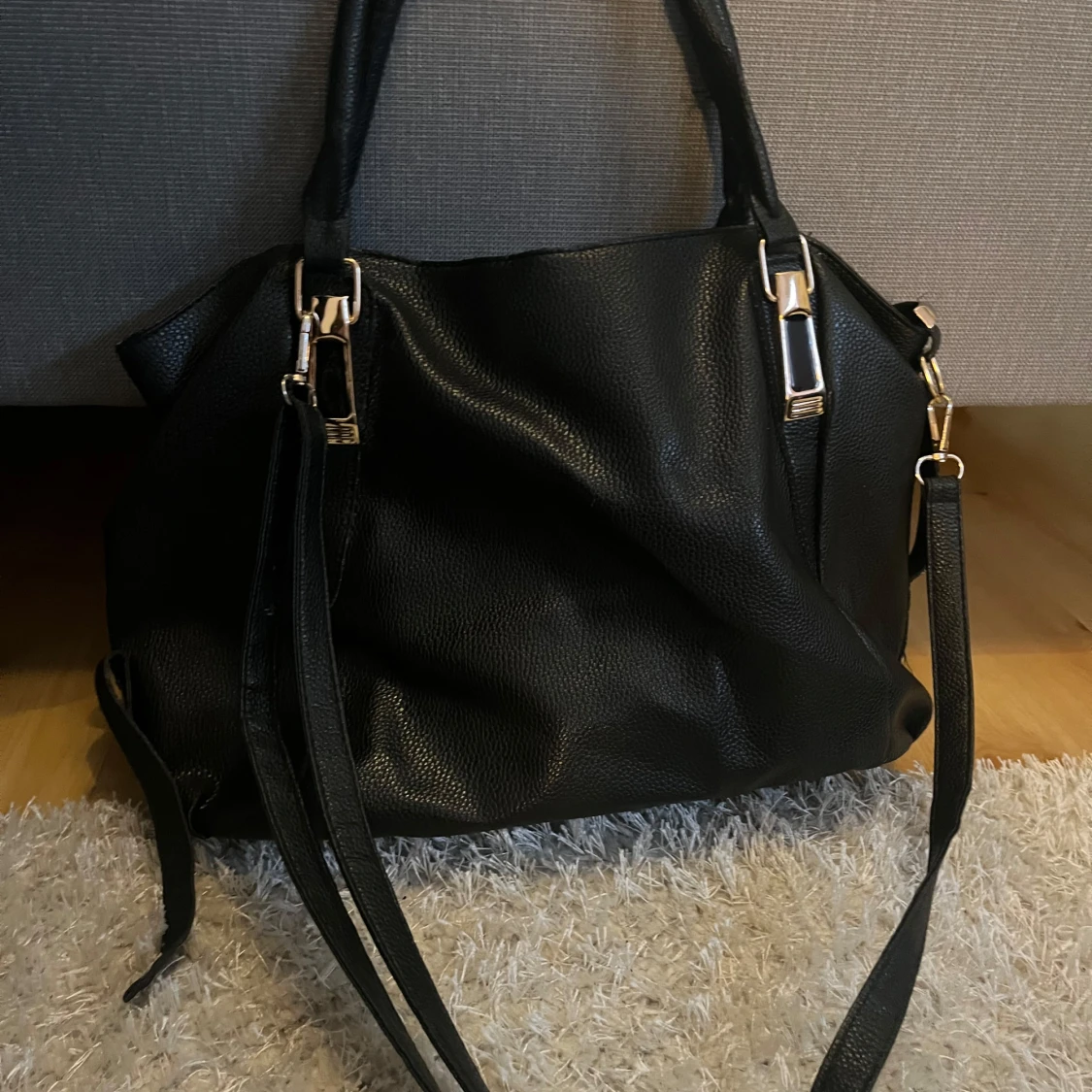 Svart axelväska