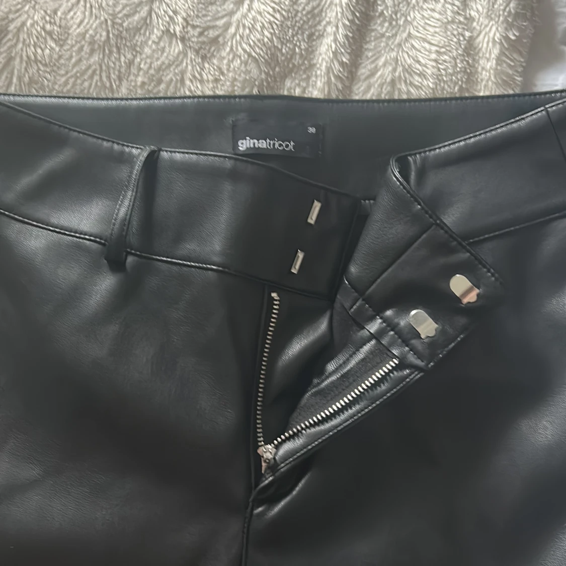 Lågmidjade Svarta skinnbyxor botcut   - 1