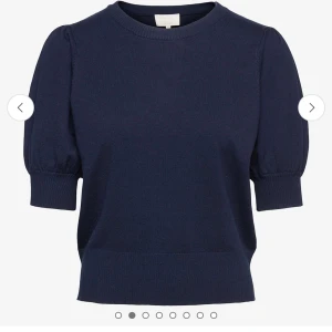 Tröja med puffärm - Mörkblå tröja med puffärm och åtsittande i midjan från minus. I storlek S och i mycket fint skick, nypris är 700kr.