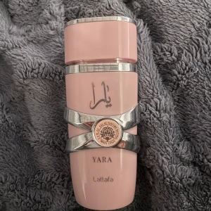 Yara parfym från Lattafa - Säljer en elegant parfymflaska i ljusrosa från Lattafa, modellen Yara. Parfymen är unisex så funkar för både kvinnor och män, den luktar fräscht och kan användas till både tjejer och killar eftersom den kom fel när jag beställde, den är helt ny och oanvänd. 