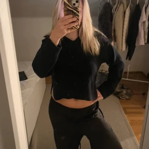 Mörkblå tröja - Mörkblå tröja med krage. Använd endast ett par gånger.