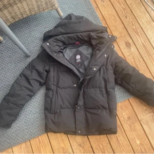 Canada goose - Hej säljer min canada goose jacka. Den är perfekt för vinterns och håller dig varm. Jackan är väldigt bekvämt att ha på sig. Jackan är i jätte bra skick 