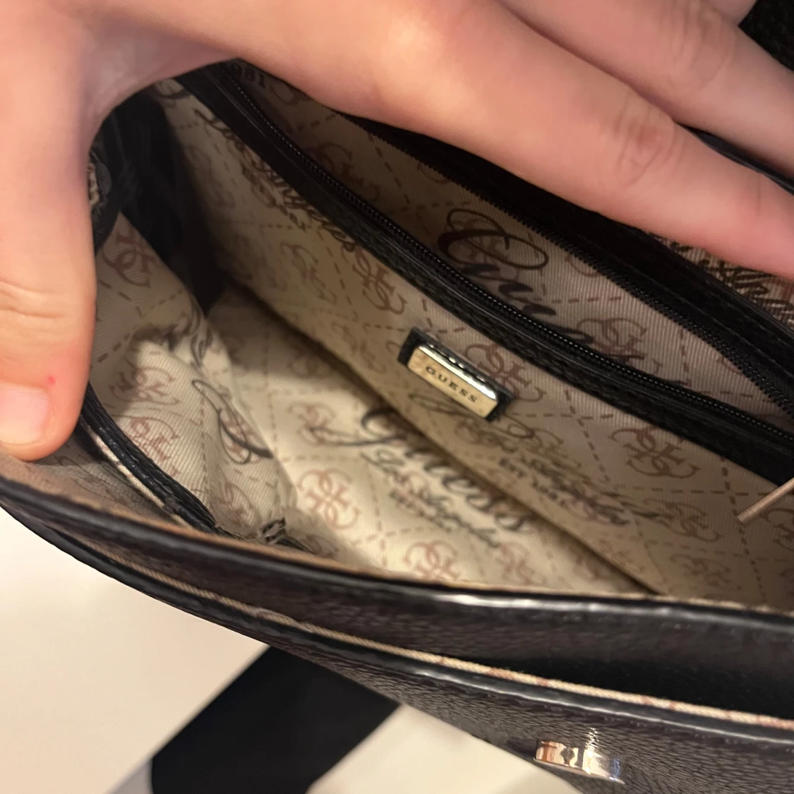 Svart axelväska från Guess - 2