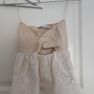 Bandeau topp från Zara - Säljer en söt Bandeau topp från Zara med beige virkad överdel och vit broderad nederdel💗