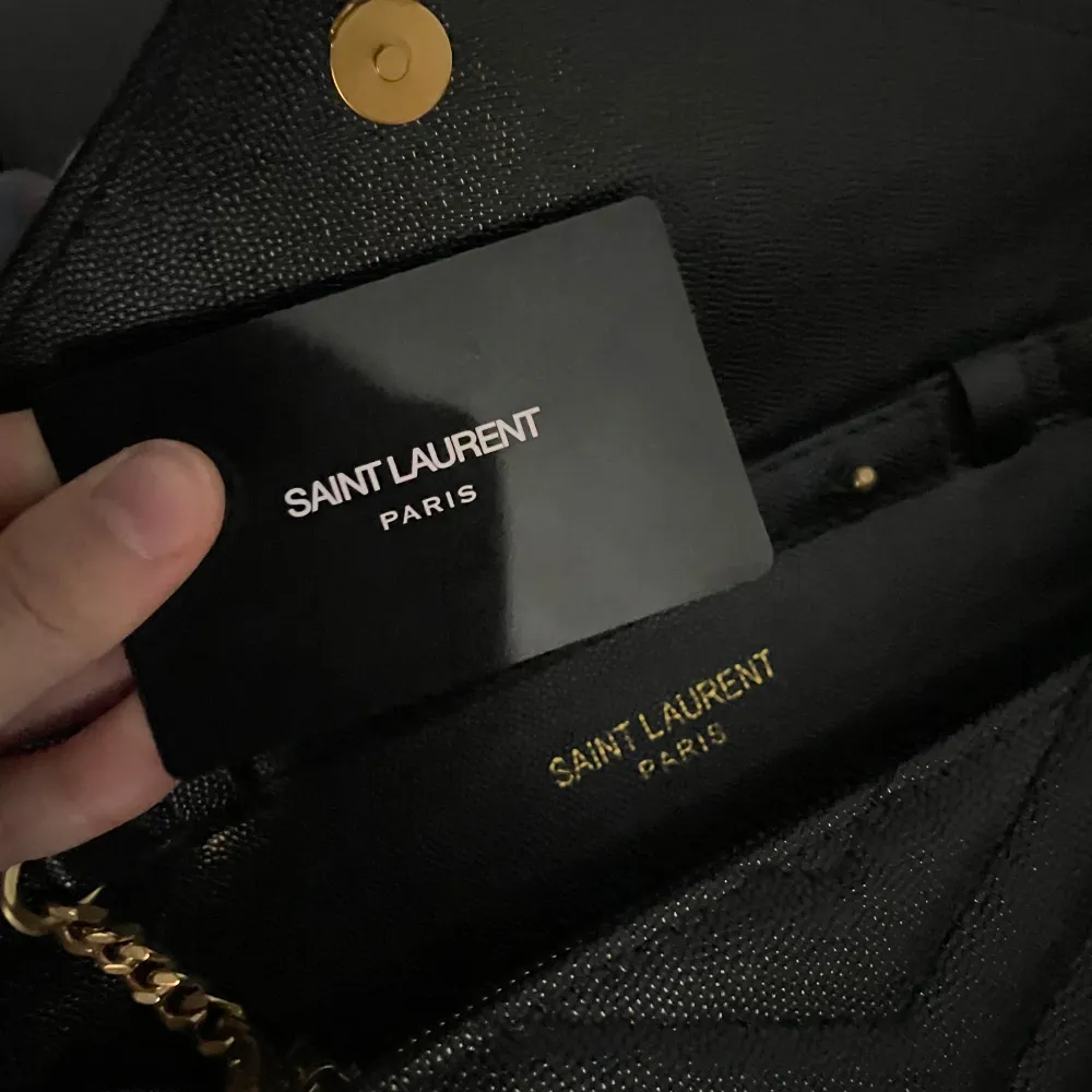 Superfin svart väska med guld axelband och guld detaljer. Funkar både som kuvertväska och vanlig. . Laukut & Käsilaukut.