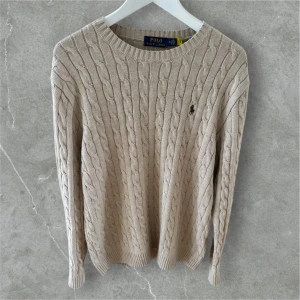 Beige kabelstickad tröja från Polo Ralph Lauren - Beige stickad Ralph Lauren tröja / Storlek M / Grymt skick / Hör av dig vid funderingar 