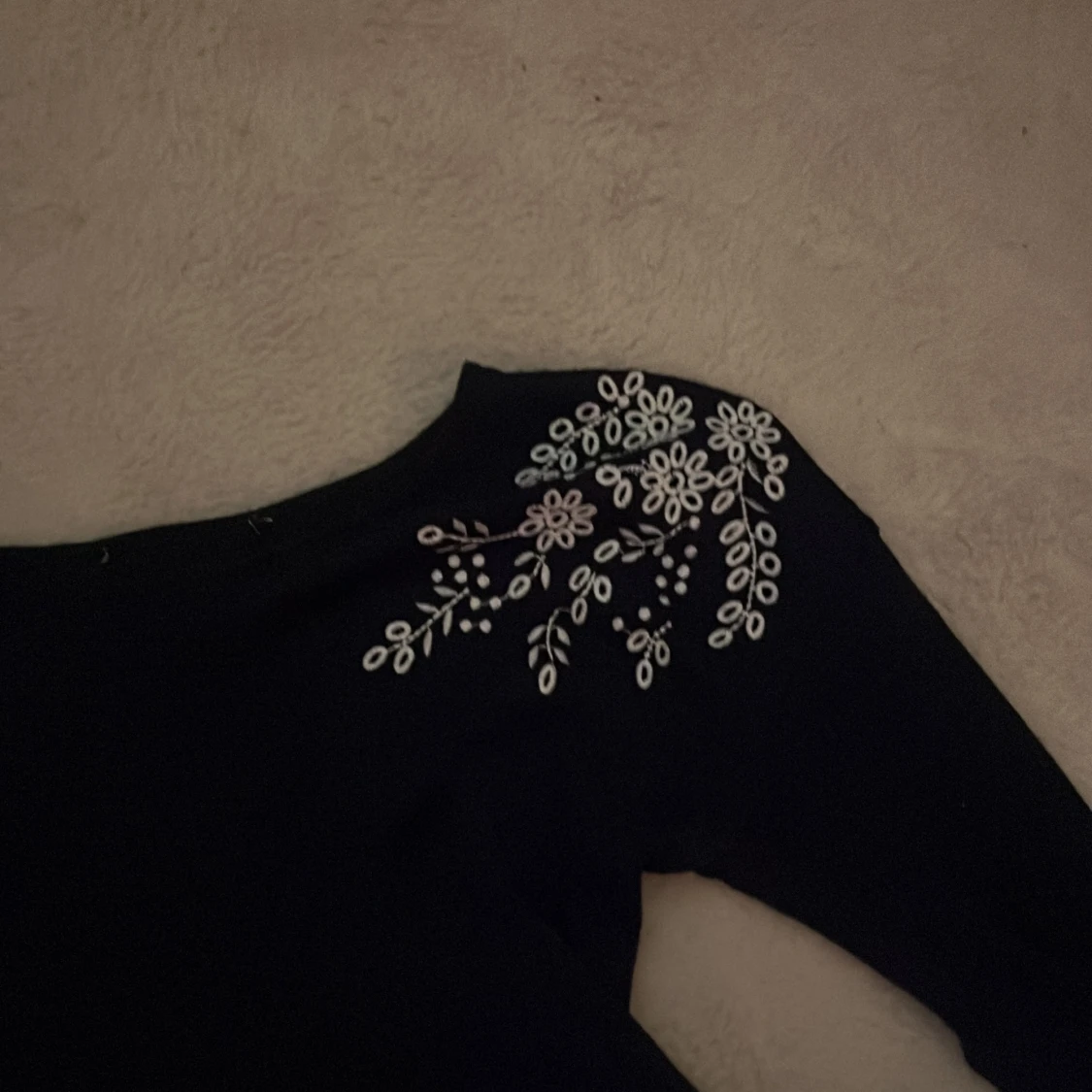 Mörkblå topp med vita broderier - 4