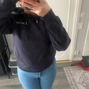 Mörkblå hoodie med tryck 'Ma Chérie' - Jag säljer denna fina Hoodie eftersom jag inte använder den och har typ aldrig gjort heller men den är perfekt att ha till sommaren🩷