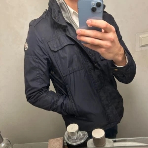 Moncler Fieldjacket - Fieldjacket från Moncler i en modell som ej finns i retail längre✅                                                                   Grymt skick förutom en liten knapp som lossnat          Priset kan diskuteras👉