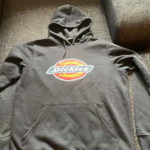 Dickies hoodie - Säljer en svart hoodie från Dickies. Märket har börjat spricka lite men annars bra skick, 