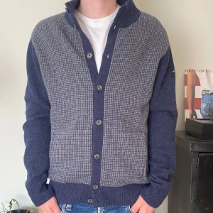 Stickad cardigan  - Mönstrad stickad cardigan från park lane, storlek M o han på bilden är 182, kan gå ner i pris vid snabb affär