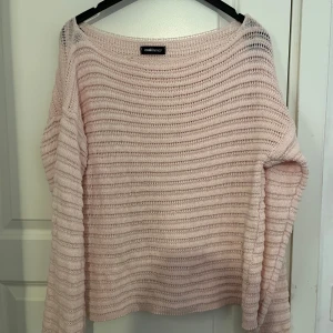 Off shoulder rosa tröja -  Säljer denna rosa off shouldertröjan som jag har fått massor av komplimanger av den går i att köpa i Sverige:)❤️