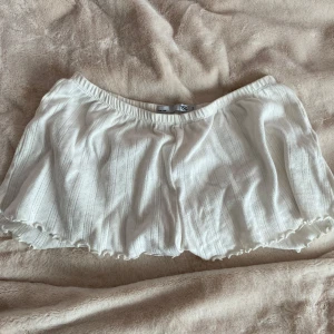 Vit kjol från 157 - Säljer dessa super söta pointelle pyjamasshorts från  Lager 157 i storlek S. De har en resår i midjan som gör de bekväma och enkla att bära. Perfekta att sova i eller att ha under en varm dag! Endast använda 1 gång, därav är de nästan som nya! Säljer pga fel stl✨