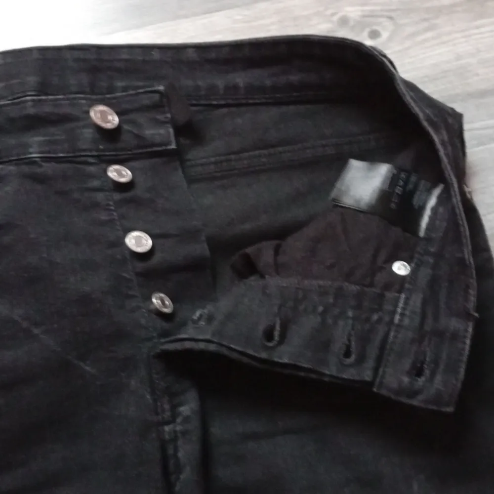 Helt vanliga svart jeans i mycket bra skick använda några gånger bara. Hör av dig vid intresse/funderingar:). Farkut & Housut.