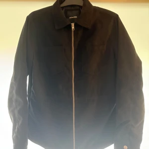 Mocka Jacka - Jack & Jones - Mocka Jacka från Jack & Jones, ej använd! Nypris runt 750kr. Mitt pris 400kr. Vid snabb affär kan pris diskuteras. Storlek M.