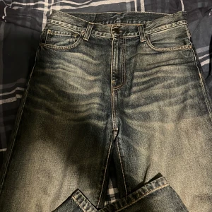 Blå jeans från Carhartt, baggy - Säljer mina nästan helt nya carhart Landon pant, de är ganska baggy men inte för stora och är väldigt fina nu pris 1600 från SNS