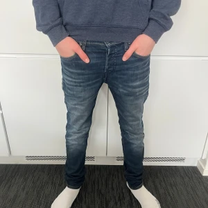 Slimmade grisch jeans från JJ - Säljer ett par riktigt feta slimstraight byxor från JJ. Byxorna har används ett år och har ett litet hål längst ner vid foten (skriv för bild). Skick 6/10. [W27 L32]. Nypris = 700kr. Pris går att diskutera vid snabb affär. Bara att höra av sig för fler bilder eller andra funderingar!😁