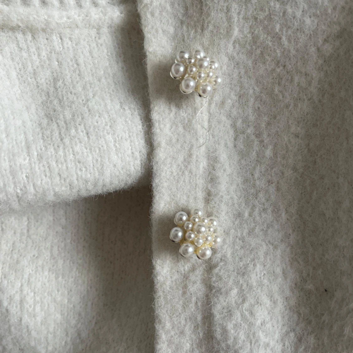 Vit kofta med pärlknappar - 2