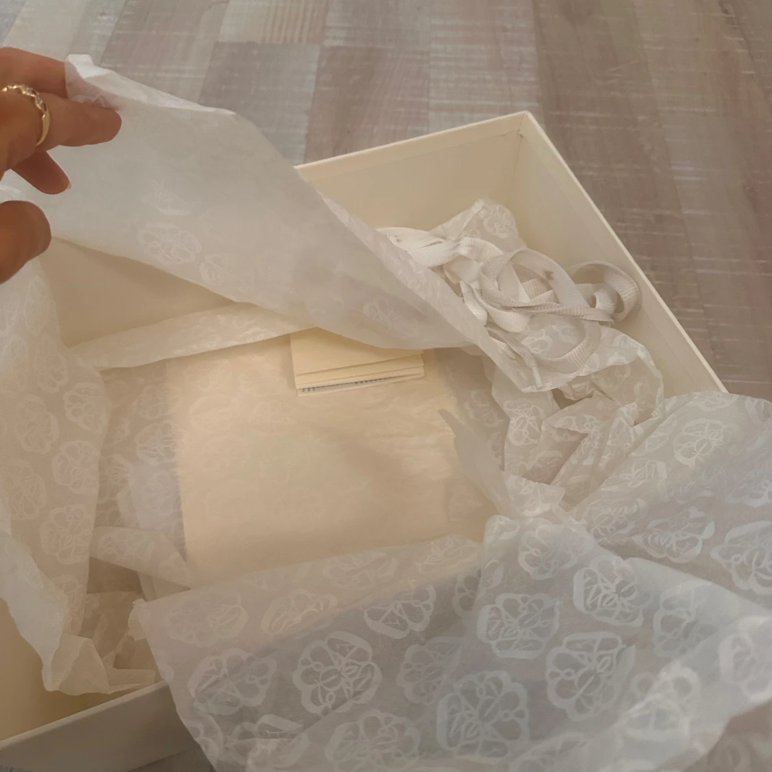 Vita sneakers från Alexander McQueen med röd häl - 4