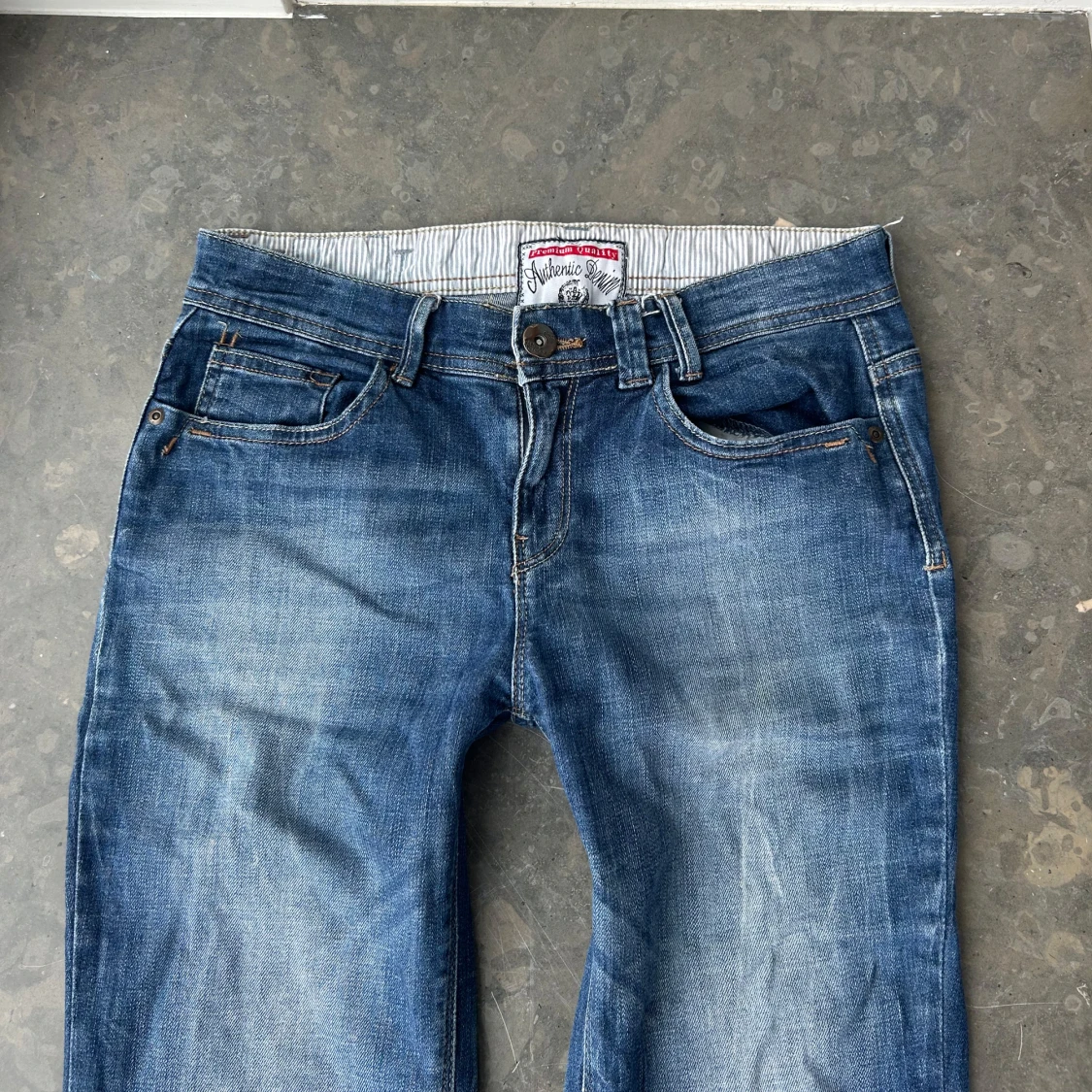 Snygga utsvängda jeans - 1