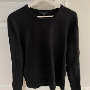 Svart stickad tröja från Paul & friends - Säljer en klassisk svart stickad tröja från Paul & friends i storlek L. Tröjan har rund halsringning och långa ärmar, perfekt för lager-på-lager under kyligare dagar. Den passar personer som i vanliga fall har m och s då den har krympt lite i tvätten