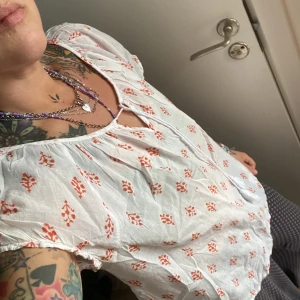 Somrig blus  - Söt blus i tunt skönt material! Använt skick men finns ännu kärlek att ge! 