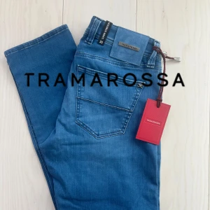Tramarossa jeans  - Säljer dessa sjukt snygga tramarossa jeans. Jeansen är helt nya, inga skador och taggen sitter fortfarande på. Jeansen passar slim fit. Säg till ifall ni har frågor!