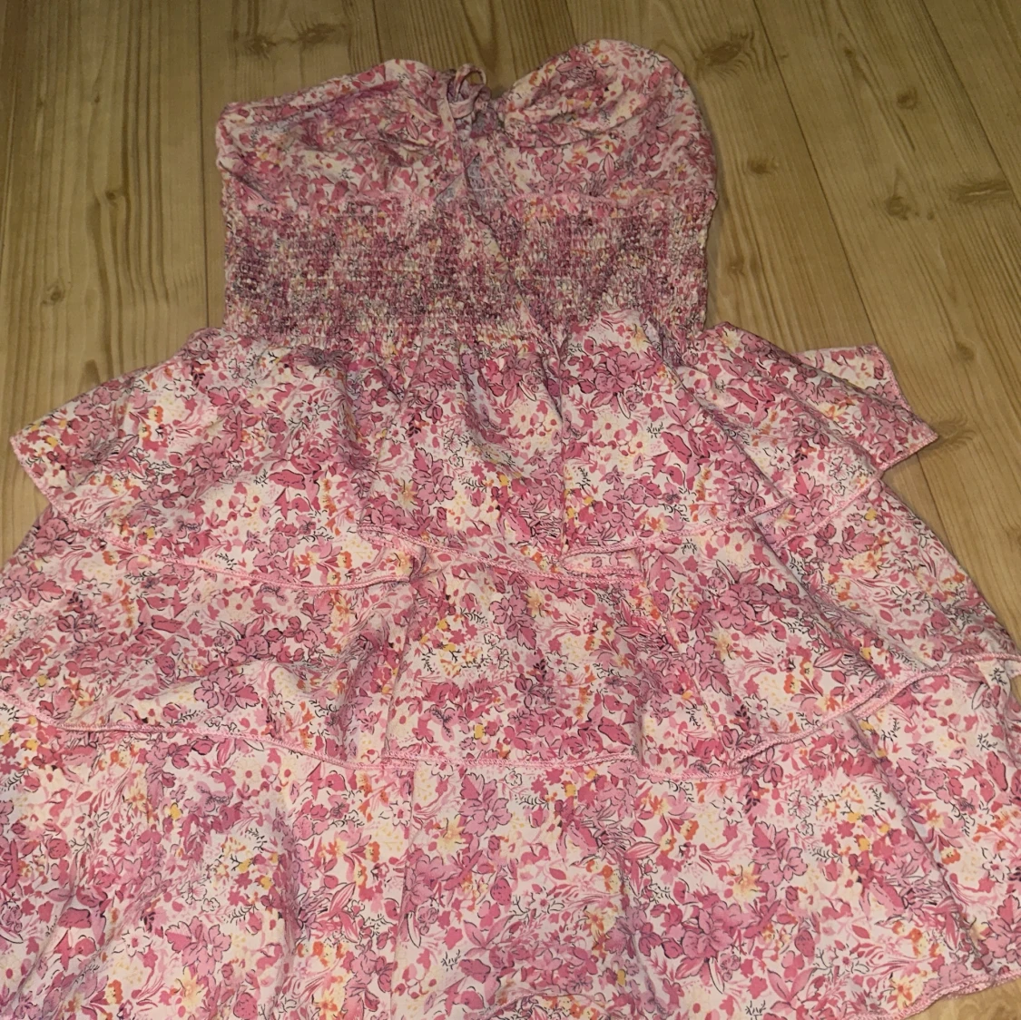 Rosa blommig axelbandslös klänning med volanger - 1