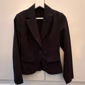 Svart kavaj - Asball svart insvängd kavaj, oanvänd