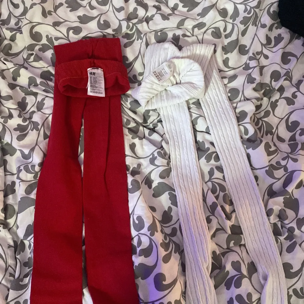 Två par strumpbyxor i storlek 146/152. Ett par är helröda från H&M och det andra paret är vita och ribbstickade från Lindex. Perfekta för att liva upp outfiten med färg eller hålla stilen enkel och klassisk.. Muu.