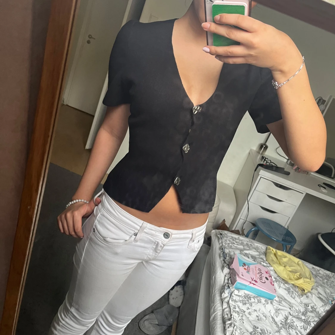 Svart blus med knappar från Gina Tricot - 1