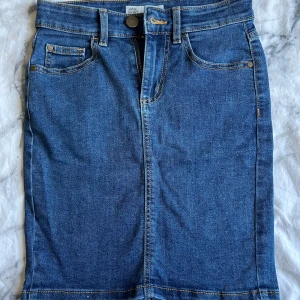 Jeanskjol från Cubus  - Säljer en blåjeanskjol från Cubus har använt den max 2 gånger. Super fin och stretchig🤍