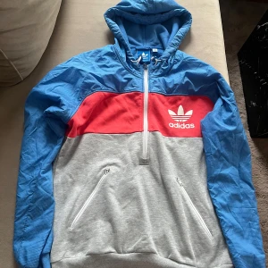 Adidas hoodie  - Adidas hoodie i perfekt skick. Använd ett fåtal gånger. Storlek M