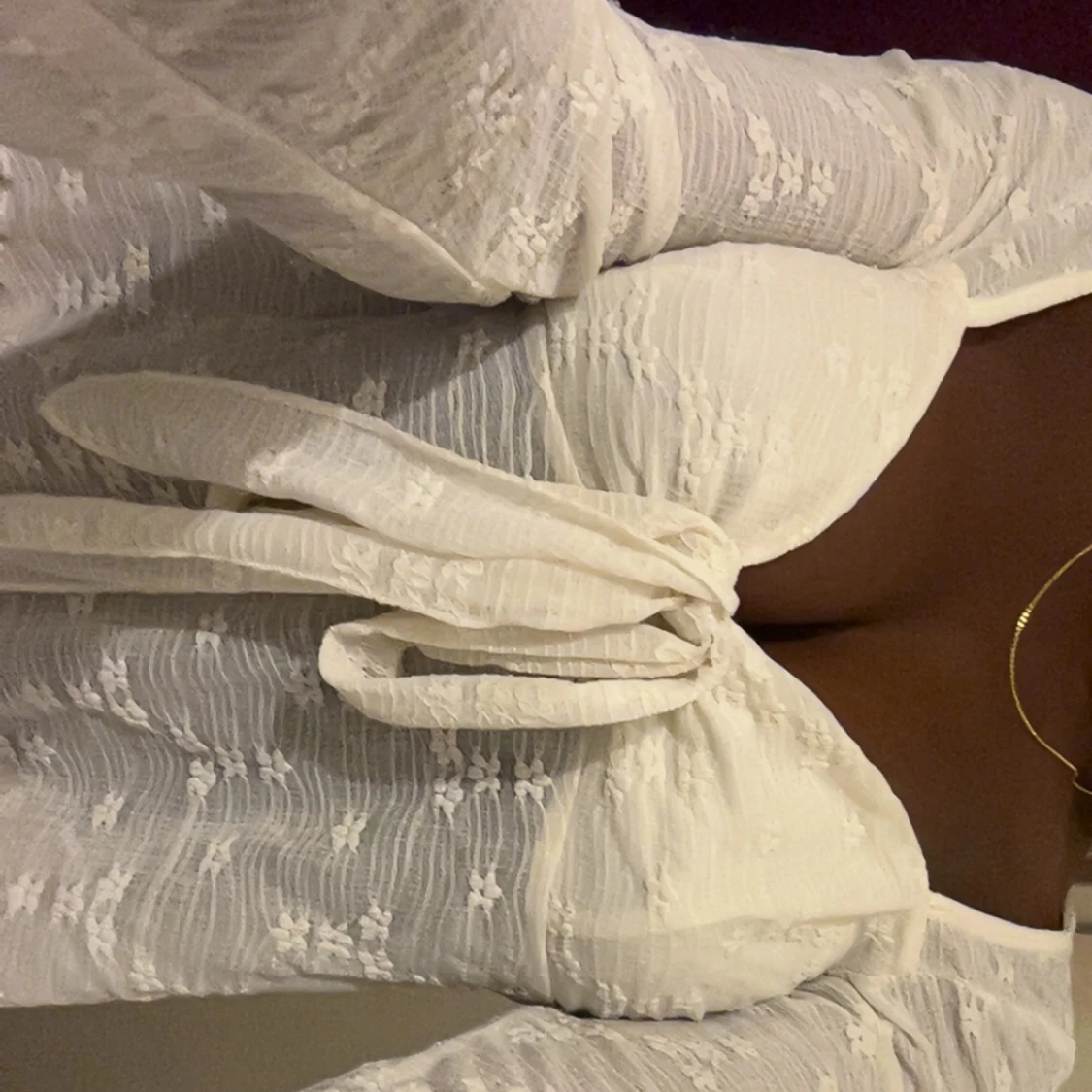 Vit blus med spetsdetaljer