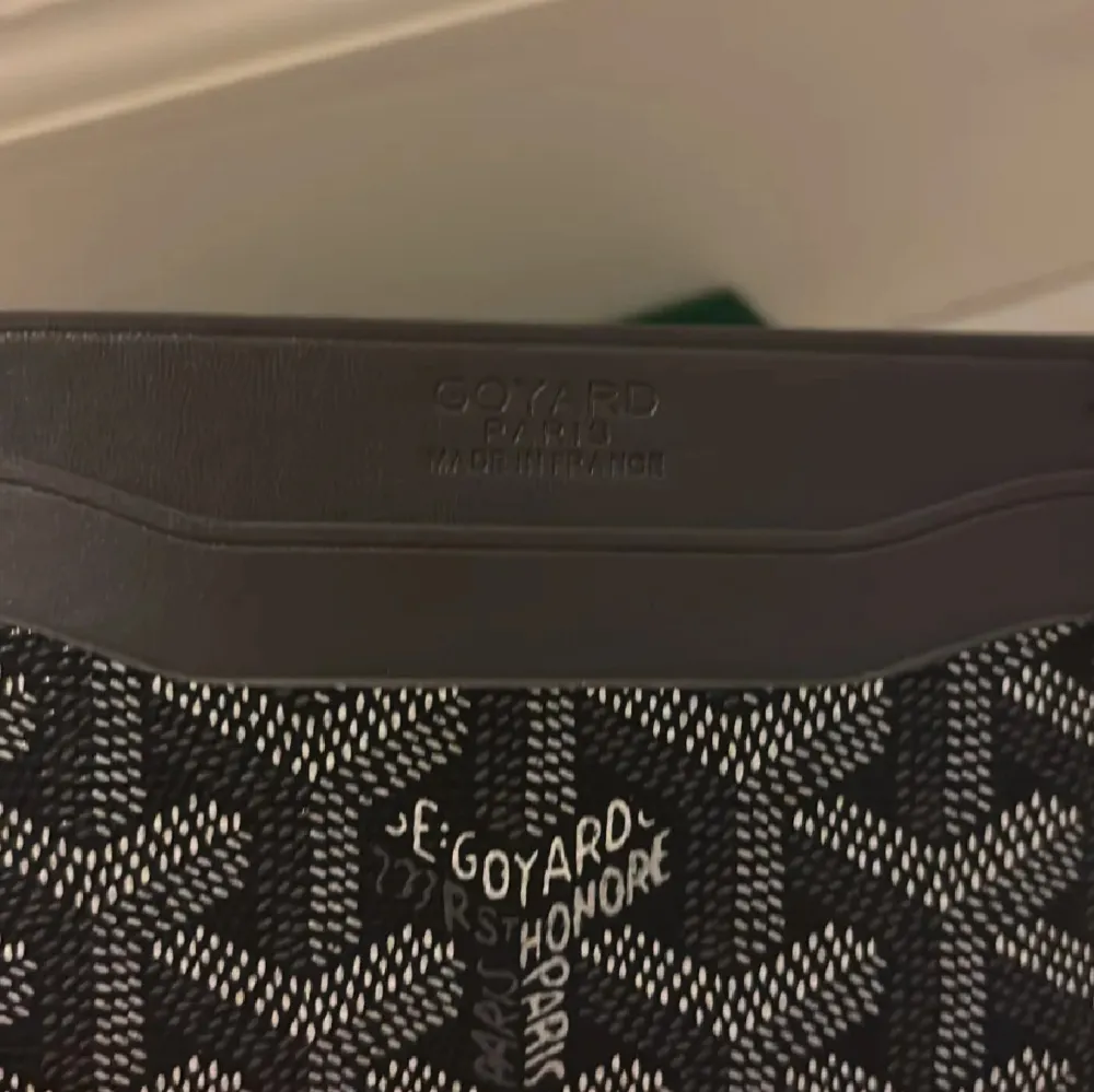 Säljer en stilren grå korthållare med det klassiska mönstret och logotypen framtill. Korthållaren har flera fack för kort och är tillverkad i skinn med detaljer i syntet. Perfekt för dig som vill ha en exklusiv accessoar.. Laukut & Käsilaukut.