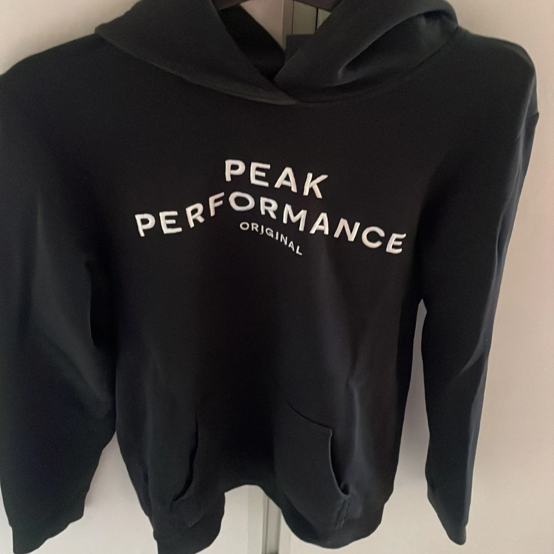 Svart hoodie från Peak Performance