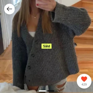 Grå omlott-kofta från & Other stories - Säljer min fina gråa kofta från & other stories. Så fin och bra skick! Tillverkas inte längre ❤️storlek M passar S