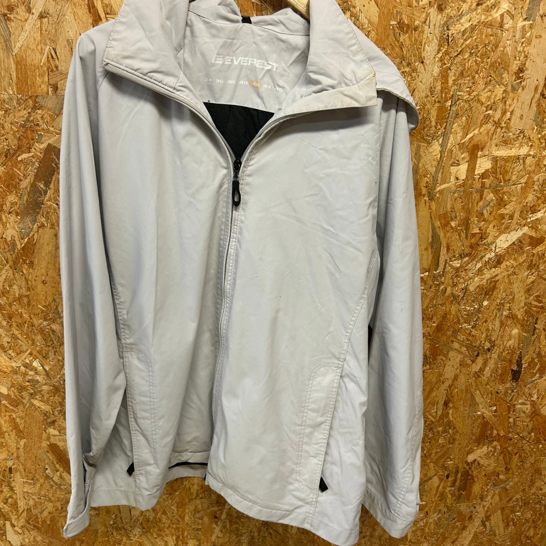 Ljusgrå vindjacka från Everest