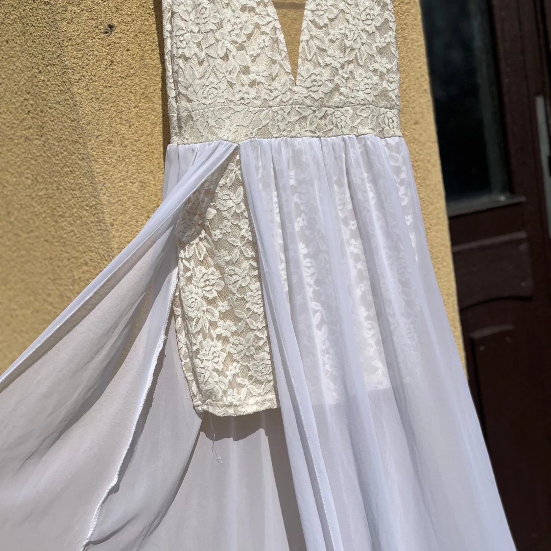 Vit balklänning med spets och djup v-ringning - 3