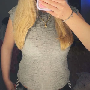 Söt topp!🥰 - Ljusgrön topp från zara. Slutsåld i butik, säljer då den inte kommer till användning. Storlek S men passar även xs!! Pris kan diskuteras 🥰