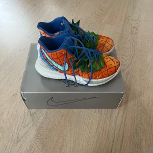 Kyrie 5 pineapple house  - Kyrie 5 pineapple house storlek 41. Nypris 4500kr på StockX. Kom med funderingar 