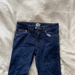 Mörkblå jeansbyxor från 157 - Säljer ett par mörkblå jeansbyxor från 157 i storlek XS. Klassisk femficksmodell med knappar och dragkedja framtill samt snygga detaljer på bakfickorna. Perfekta till vardags och lätta att matcha med olika toppar.