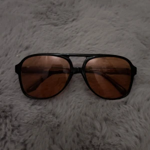 Coola glasögon - Sååå coola glasögon som passar både tjej/kille! Perfekta nu till sommaren 🥰🥰 har tyvärr inte kommit till användning hos mig så därför säljer jag dom, de är helt i nyskick!! 💕 