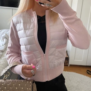 Jacka Gina Tricot - Nypris 399kr, helt ny jacka från Gina Tricot 💗 säljer då den inte satt som jag ville, storlek 170 men passar XS! jag är 160 som referens