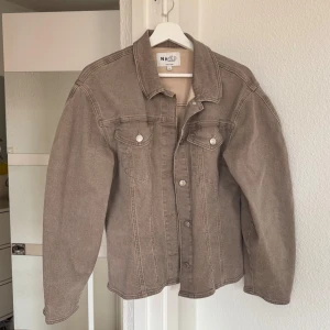 Beige jeansjacka från NA-KD - Stl 38🤎 