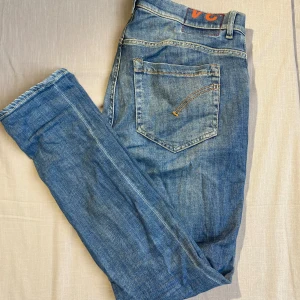 Blå DONDUP Jeans - Mörk blå dondup jeans 👖 med en snygg tvätt, Modell ”George” W 34 L oklart men passar mig rätt bra som är 180 ungefär. Ett hål på baksida men det borde vara rätt enkelt att sy ihop om man vill det. Priset är inte helt klart så kom gärna med prisförslag och frågor. ‼️♟️