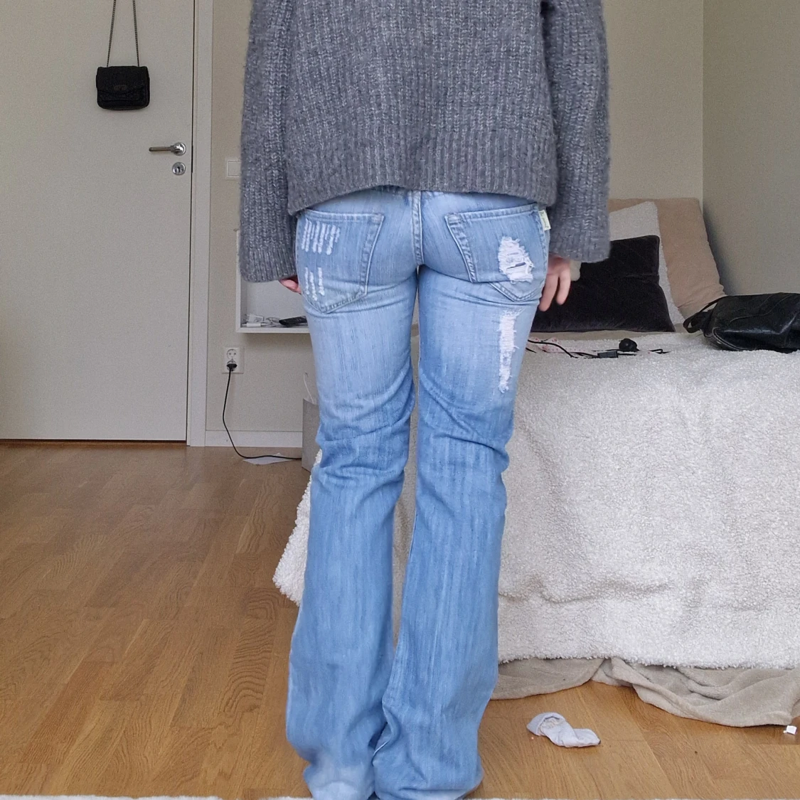 Ljusblå slitna bootcut jeans - 1