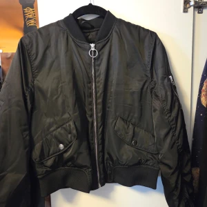 bomberjacka - snygg cropped bomberjacka från pull&bear 